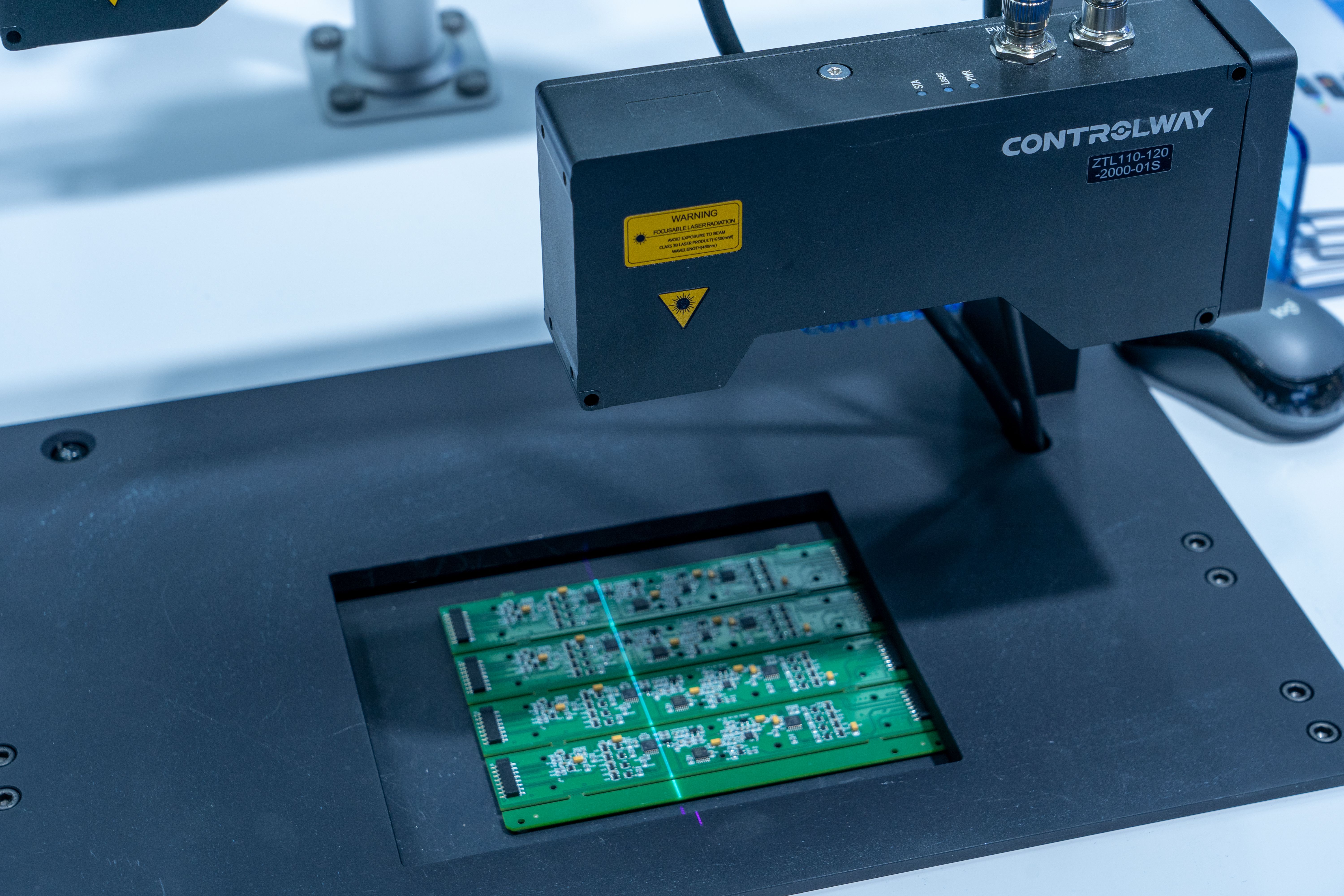 PCB 기판을 검사하는 광학 검사 장비